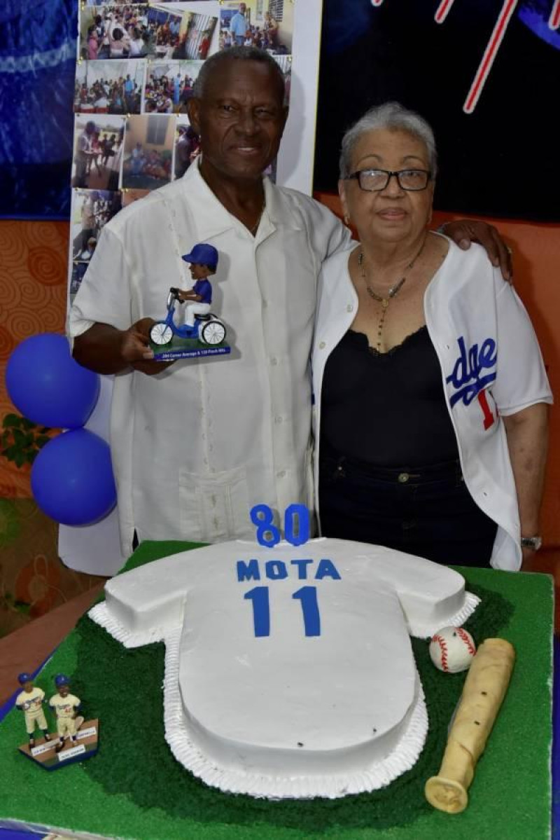 Margarita Mota junto a Manuel, su esposo de toda la vida cuando al exjugador le festejaron su cumpleaños 80