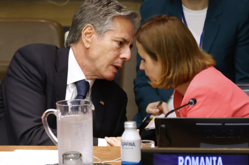 El secretario de Estado de Estados Unidos, Antony Blinken habla con la ministra de Exteriores de Rumanía, Luminita Odobescu, en la 78va. sesión de la Asamblea General de la ONU.