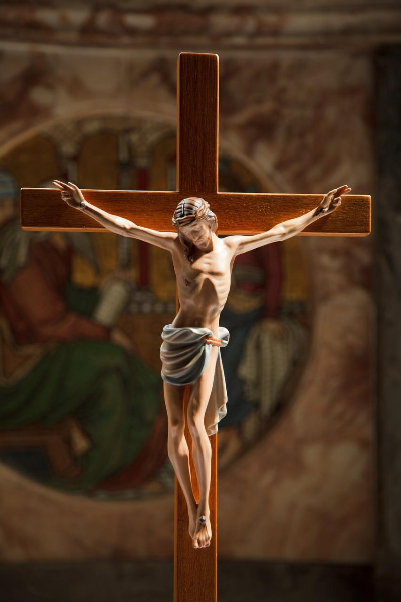 Fotografía ilustrativa muestra a Jesús en la cruz del calvario.