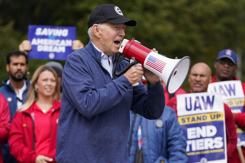 El presidente estadounidense Joe Biden se une a las protestas de los trabajadores del sindicato United Auto Workers, ayer en Van Buren Township, Michigan.
