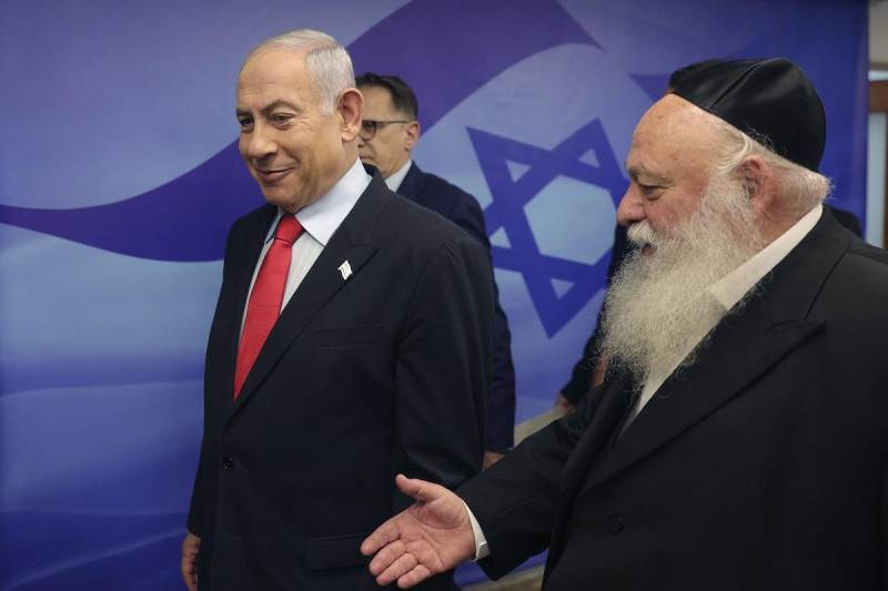 El primer ministro israelí Benjamin Netanyahu, izquierda, camina al lado de Yitzchak Goldknopf, ministro de Construcción y Vivienda de Israel, ayer.