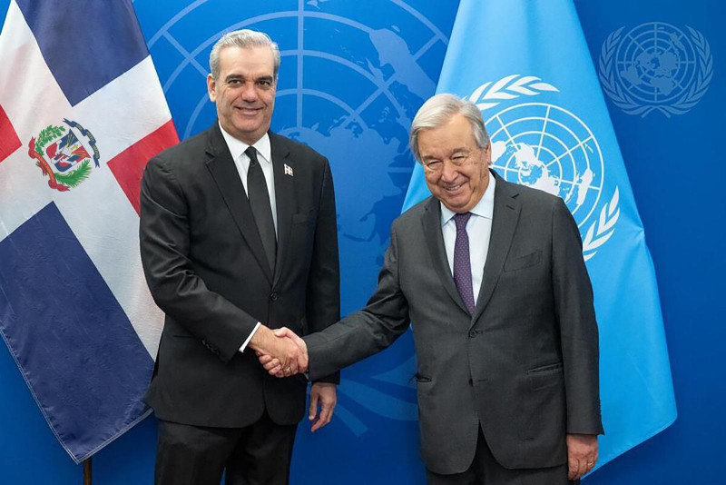 El presidente Luis Abinader y el secretario general de las Naciones Unidas, Antonio Guterres, se saludan tras un encuentro donde fue abordada la situación de Haití.