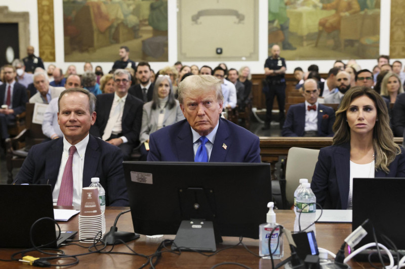 El expresidente Donald Trump junto a sus abogados.
