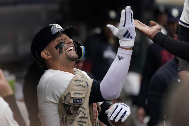 Royce Lewis celebra con sus compañeros en el dogout tras pegar uno de sus dos jonrones en el triunfo de Minnesota sobre los Azulejos.