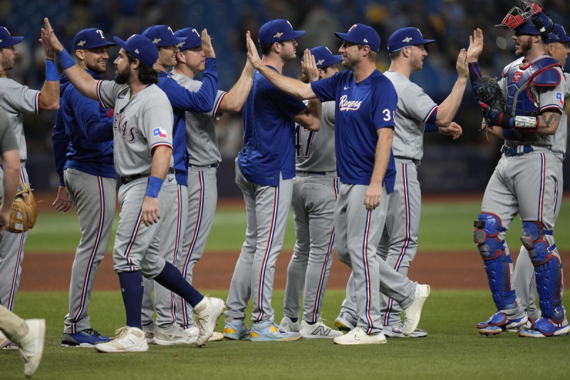 Jugadores de los Rangers de Texas celebran luego de su victoria de este miércoles frente a los Rays de Tampa Bay.