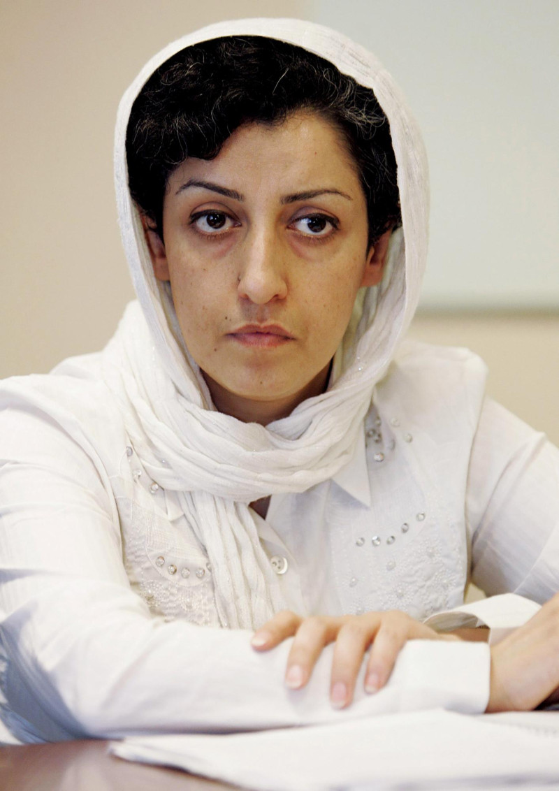 En esta imagen de archivo, la iraní Narges Mohammadi, delegada del Centro de Defensa de los Derechos Humanos, durante una conferencia de prensa acerca de la situación humanitaria en Irán, en la sede de Naciones Unidas en Ginebra, Suiza, el 9 de junio de 2008.