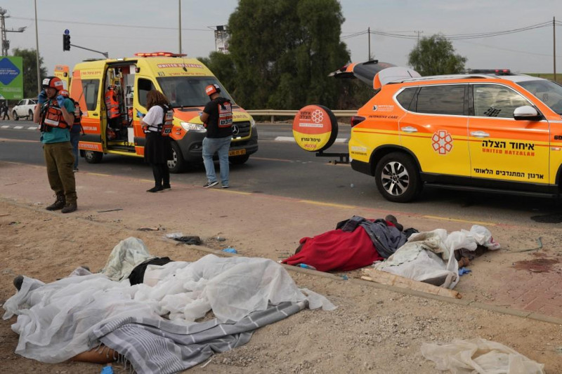 Los cuerpos de los civiles muertos en un ataque de militantes palestinos yacen cubiertos en la ciudad de Sderot, en el sur de Israel, el 7 de octubre de 2023