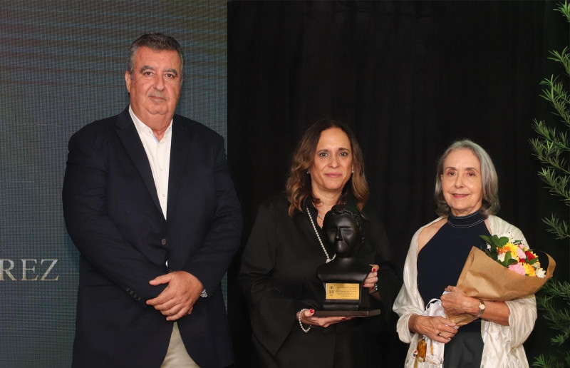Durante la premiación de Los 'Premios Julia', Sandra Aponte hace entrega a Julia Álvarez, junto a ellas el vicepresidente de la Fundacion NTD, Juan Carlos Méndez.
