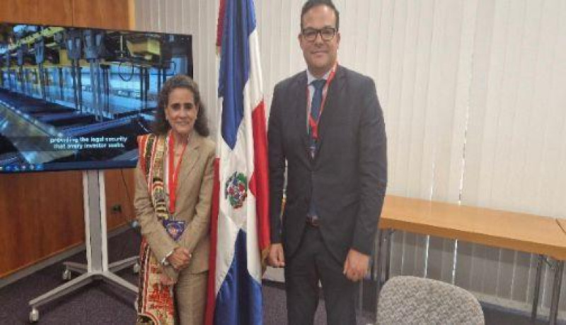 La embajadora Laura Faxas y el consejero Félix de la Rosa, quienes encabezaron la presentación del país como destino de inversión en el marco del Latin American Day.