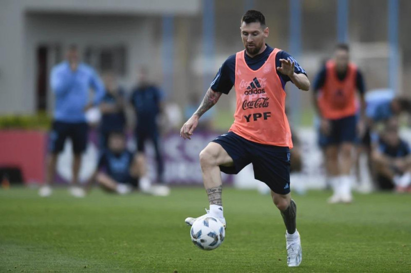 Lionel Messi controla el balón durante una práctica de la selección de su país en Buenos Aires, el martes 10 de octubre de 2023.