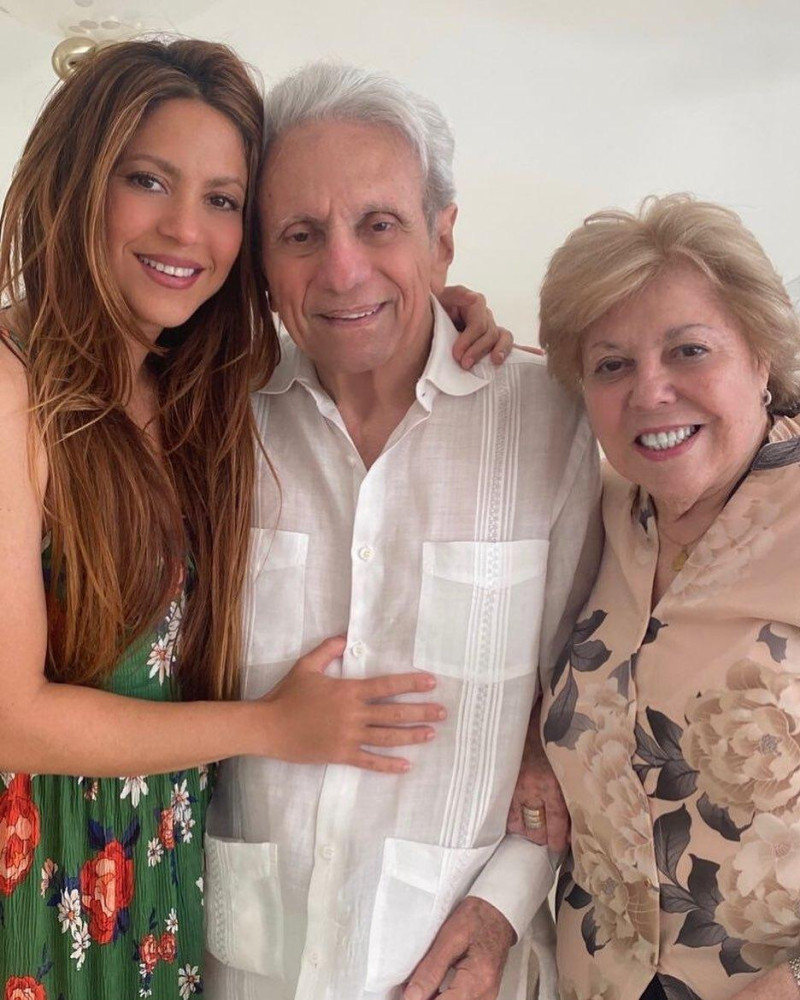 Shakira junto a sus padres, William Mebarak y Nidia Ripoll
