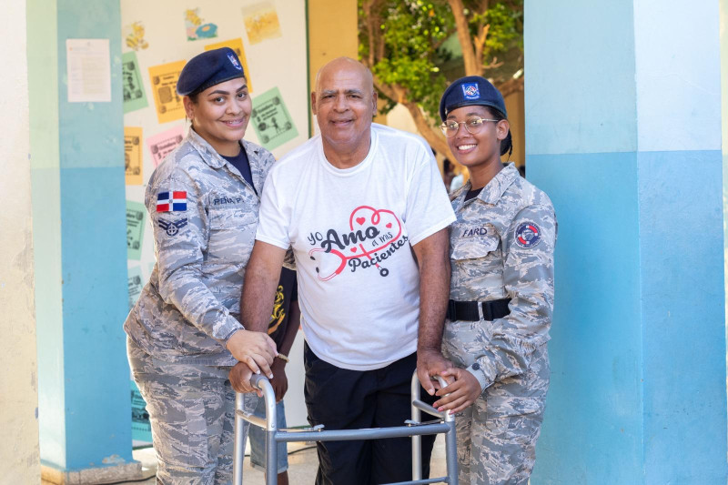 Uno de los asistentes de la jornada médica y de asistencia social en la Escuela Parroquial Jaime Mota, de la provincia Barahona