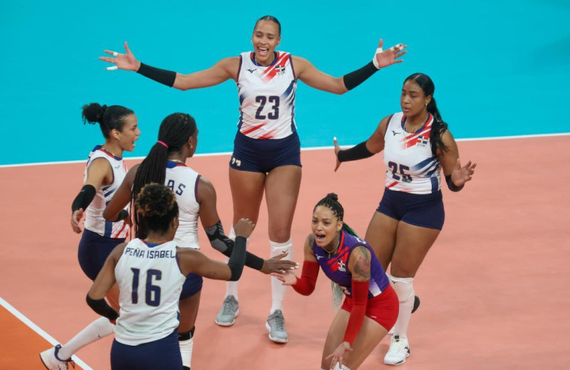 La selección de voleibol femenino celebra victoria ante Chile.