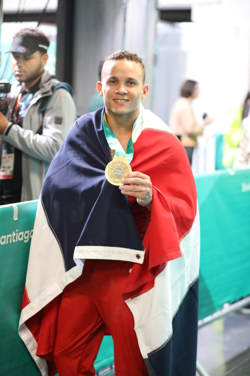 El gimnasta Audrys NIn Reyes, posa con el lienzo nacional y la medalla de oro alcanzada en los Juegos Panamericanos de Chile.