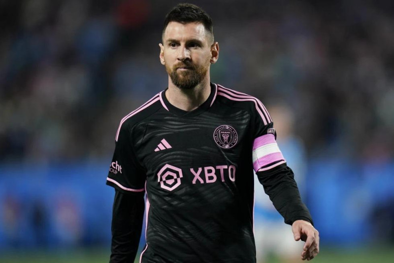 El argentino Lionel Messi, delantero del Inter Miami, disputa el encuentro ante Charlotte, el sábado 21 de octubre de 2023.