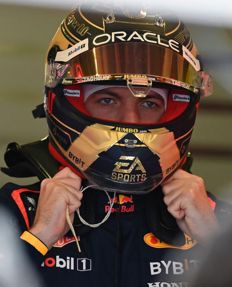 El piloto holandés de Red Bull Racing, Max Verstappen, se pone el casco durante la primera sesión de práctica para el Gran Premio de México de Fórmula Uno, en el autódromo Hermanos Rodríguez en la Ciudad de México el 27 de octubre de 2023.
