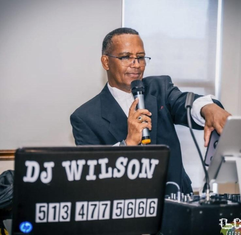 DJ Wilson Serrano o "El Azote" se ha encargado, desde hace casi 10 años, de hacer que la música tropical en Cincinnati.