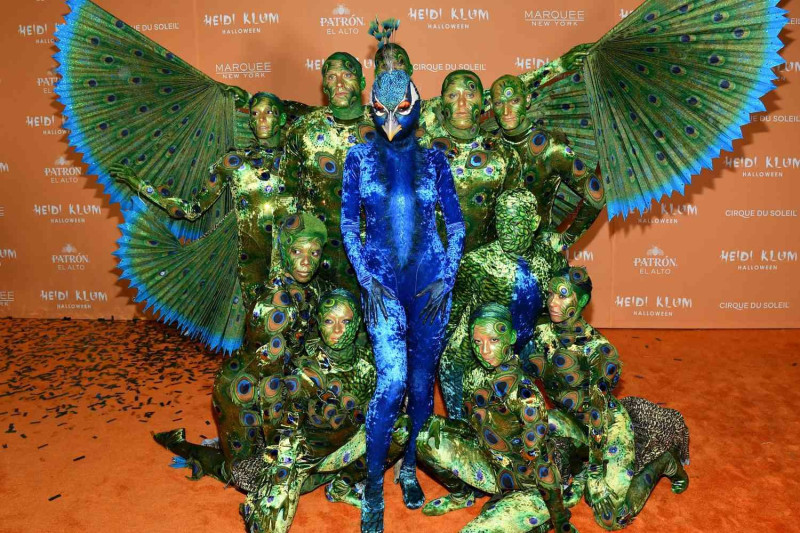 Heidi Klum disfrazada de pavo real en Halloween 2023