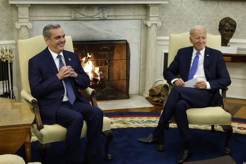 Luis Abinader es recibido por Joe Biden en el Despacho Oval de la Casa Blanca el 2 de noviembre de 2023 en Washington, Estados Unidos