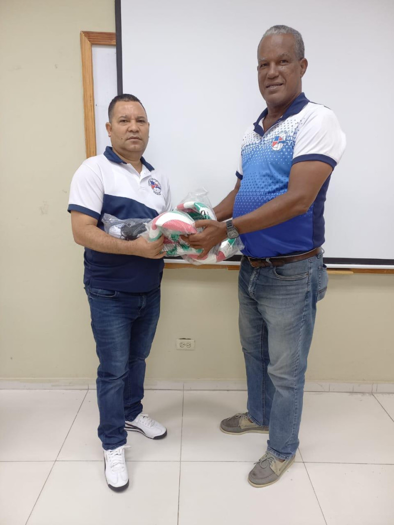 Víctor Gil, vicepresidente de la Federación Dominicana de Voleibol, hace entrega de utilería a Wellington Valenzuela, titular de la Asociación de San Cristóbal.