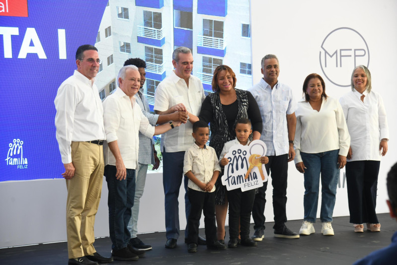 El presidente Luis Abinader entregó este sábado las llaves de 168 apartamentos
