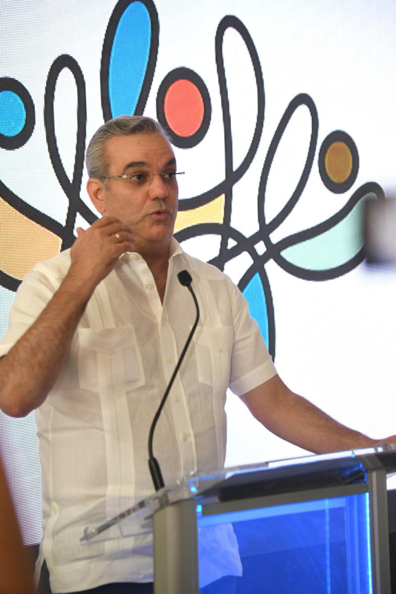 Fotografía muestra al presidente Luis Abinader pronunciando unas palabras en el inauguración de un CAID en Santo Domingo Este.