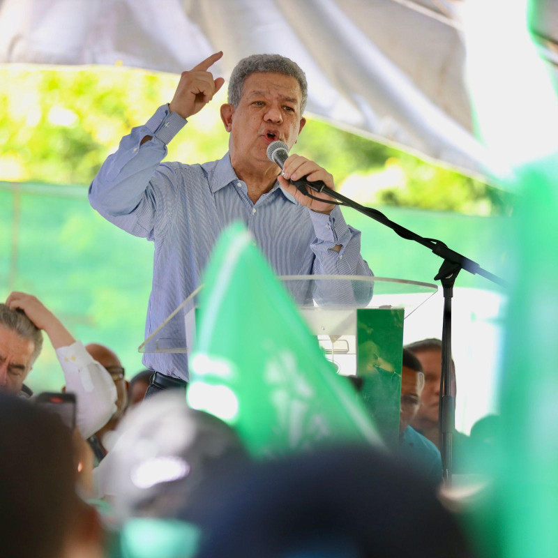 El candidato presidencial para el 2024 por el partido Fuerza del Pueblo, Leonel Fernández, pronuncia su discurso durante una actividad proselitista en Elías Piña