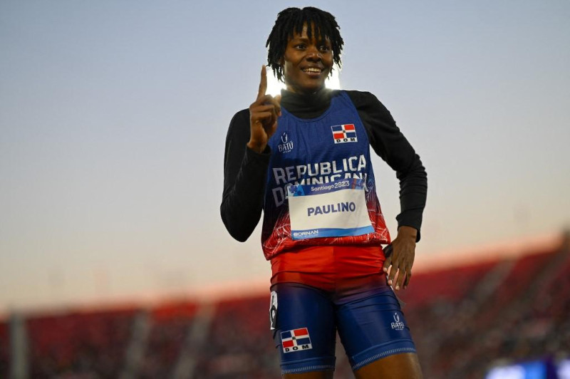 La dominicana Marileidy Paulino celebra tras ganar en la final de los 200 metros femeninos de los Juegos Panamericanos Santiago 2023 en el Estadio Nacional de Santiago el 2 de noviembre de 2023.