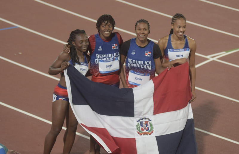 Relevo 4x400 femeninio sostienen la bandera dominicana en la pista de los Juegos Panamericanos.