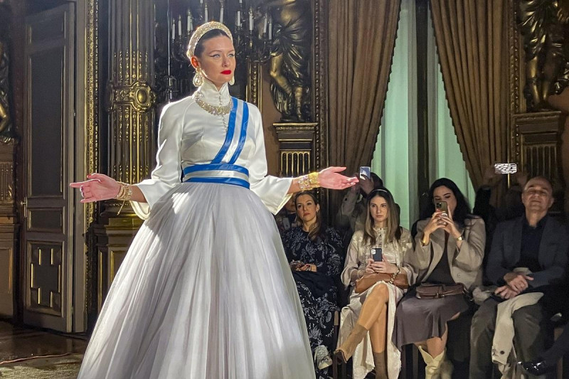 Una modelo desfila una creación isnpirada en Eva Perón durante la presentación de una colección diseñada por el argentino Pablo Ramírez