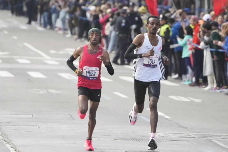 El etiope Tamirat Tola y Jemal Yimer liderando al resto de los competidores durante el Maratón de Nueva York.