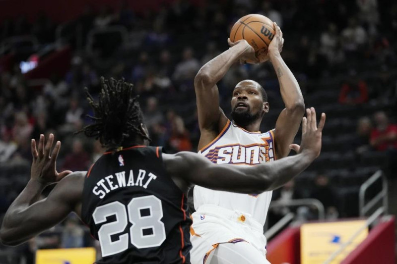 Kevin Durant, de los Suns de Phoenix, dispara ante la marca defensiva de Isaiah Stewart (28), de los Pistons de Detroit.