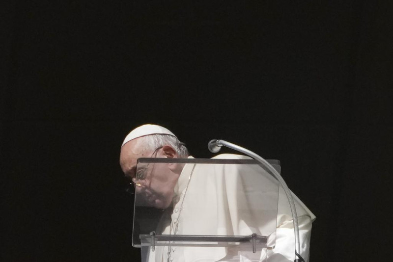 El papa Francisco se retira de la ventana de su estudio tras la plegaria del Angelus