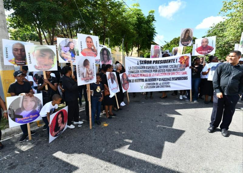 Un grupo de comunitarios de San Cristóbal se posicionaron en la parte trasera del politécnico Loyola, para pedir respuestas por las víctimas de la explosión ocurrida en el centro de esa ciudad el pasado 14 de agosto.