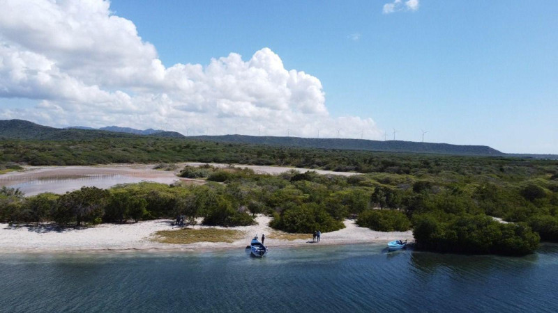 Una vista de agua en Bahía de Las Calderas y, al fondo, terrenos propiedad de la empresa Costa Dorada.