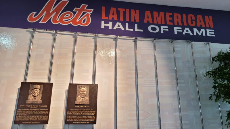 Placas de Osvaldo Virgil y Juan José Alicea en el Salón de la Fama Latinoamericano de los Mets