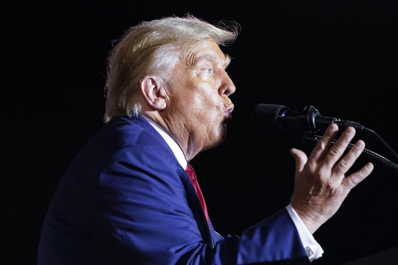 El expresidente Donald Trump habla en un mitin de campaña en Hialeah, Florida, el 8 de noviembre de 2023.