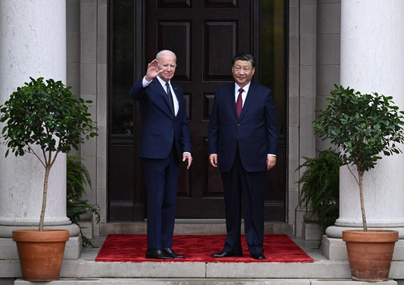 El presidente estadounidense Joe Biden saluda al presidente chino Xi Jinping antes de una reunión durante la semana de líderes del Foro de Cooperación Económica Asia-Pacífico (APEC) en Woodside, California.