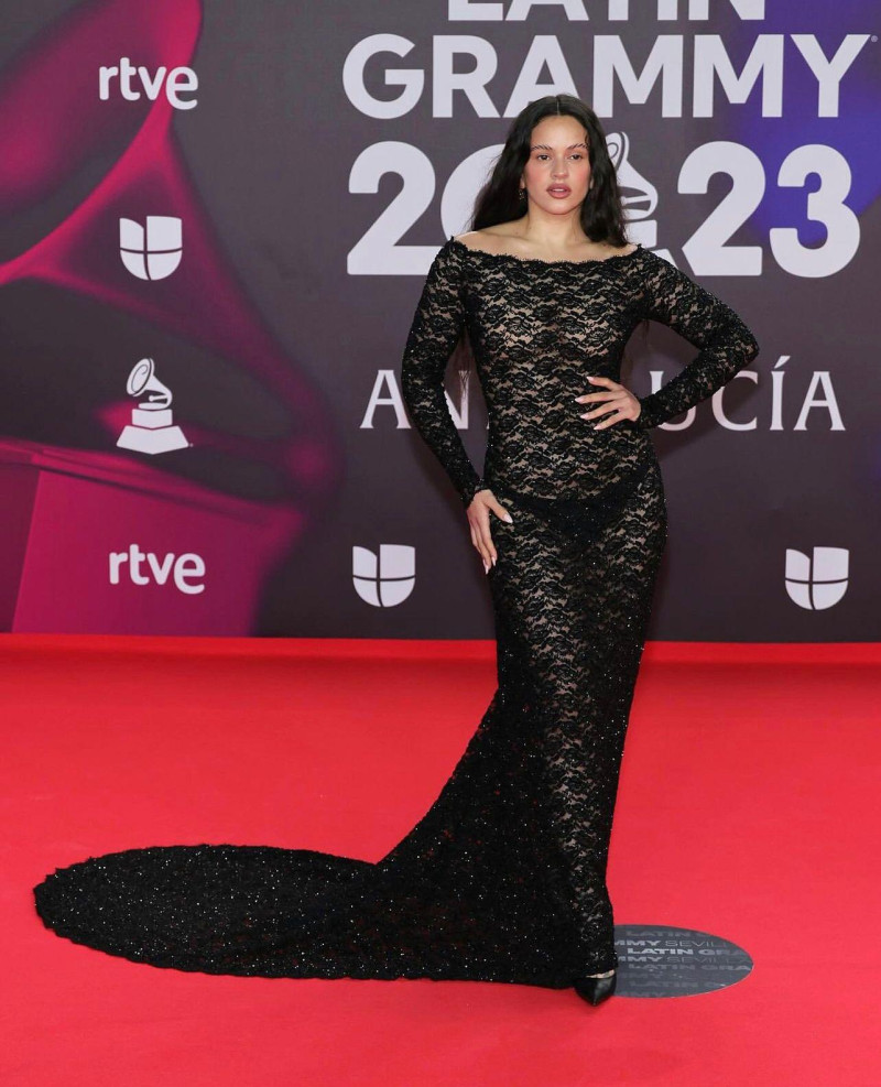 Rosalía en la alfombra roja de los Latin Grammy
