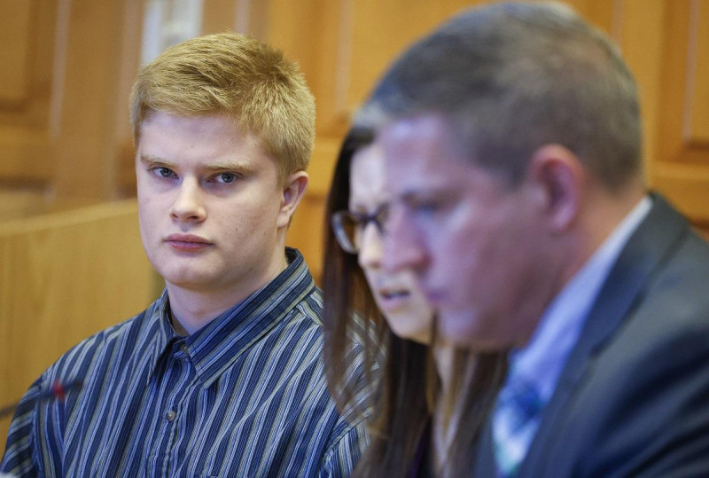 Jeremy Goodale, a la izquierda, escucha durante su audiencia de sentencia por el homicidio de una maestra de español, en el tribunal del condado Jefferson, el miércoles 15 de noviembre de 2023, en Fairfield, Iowa.