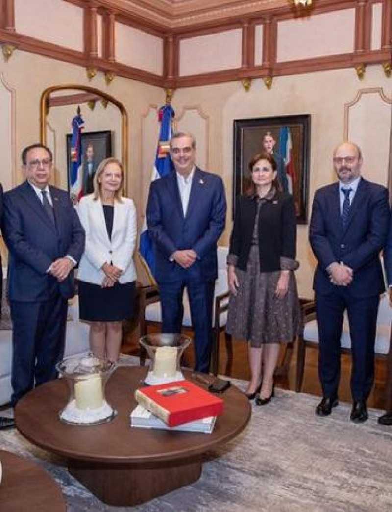 El presidente Luis Abinader, junto a la vice Raquel Peña y el gobernador del Banco Central, Héctor Valdez Albizu, ofreció un almuerzo en el Palacio Nacional a la misión del FMI.
