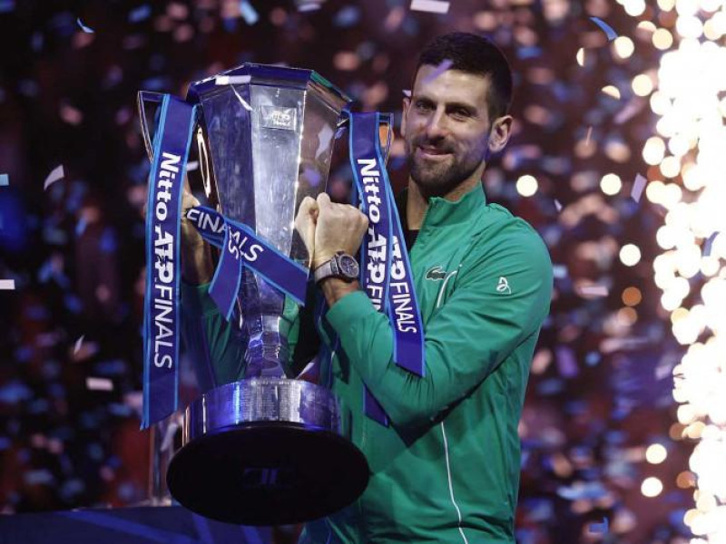 Novak Djokovic sostiene el trofeo que lo acredita como campeón del Torneo de Maestros.