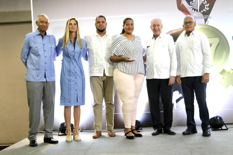 Victor Modesto y Mireya Altagracia (centro) reciben el reconocimiento hecho a su padre Andrés Osiris Tejeda.  Premian Bienvenido Solano, Joelle Schad, José Rodríguez Conde y Anselmo Bello Ferreras.
