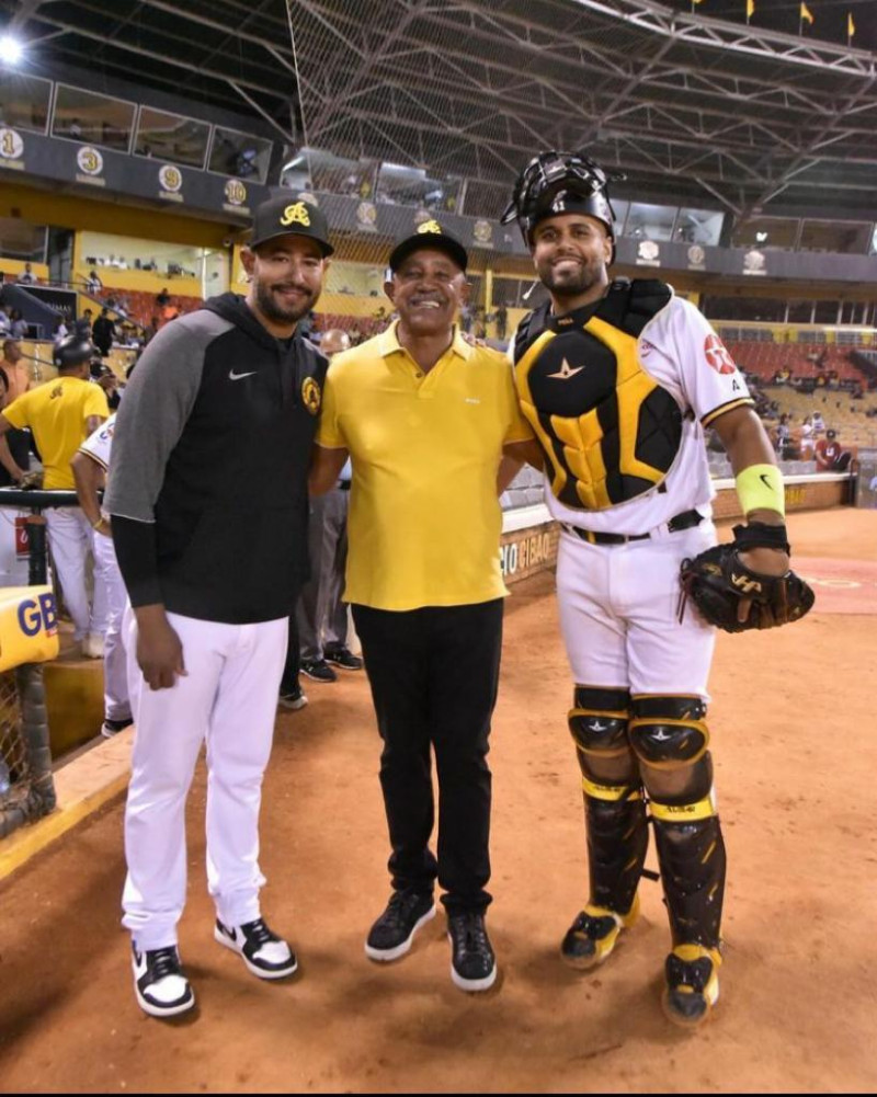 Francisco Peña, junto a su padre, Tony Peña y su hermano T.J., quien es coach de banca de las Águilas.