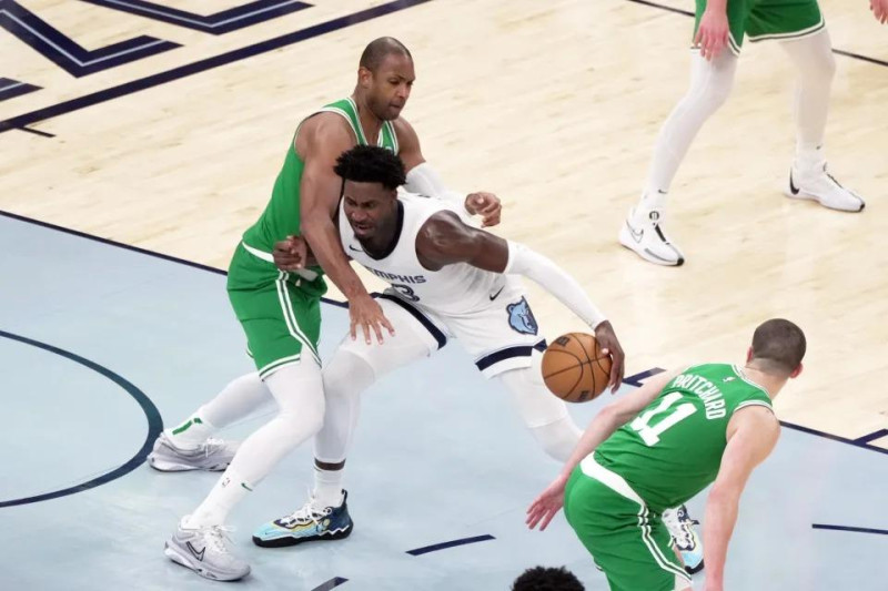 Al Horford, de los Celtics, defiende a Jaren Jackson Jr., de los Grizzlies, durante el partido del domingo en el baloncesto de la NBA.