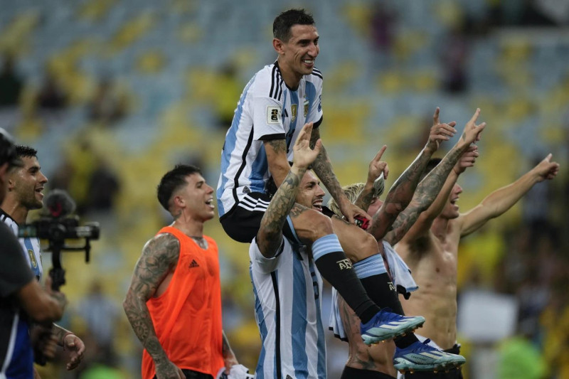 Ángel Di Maria es cargado por sus compañeros luego de la victoria de Argentina sobre Brasil.