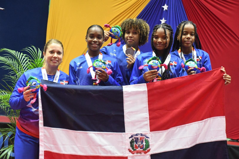 Un grupo de atletas dominicanas exhiben las medallas conquistadas en la justa escolar.