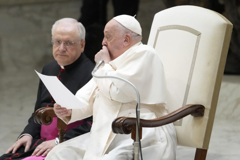 El Papa Francisco tose mientras lee su mensaje