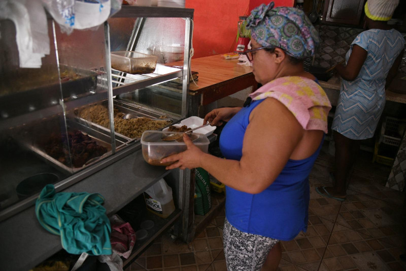 Cesarina Figuereo Abreu, una hermana del prófugo, en su negocio de expendio de comida en Cambita.