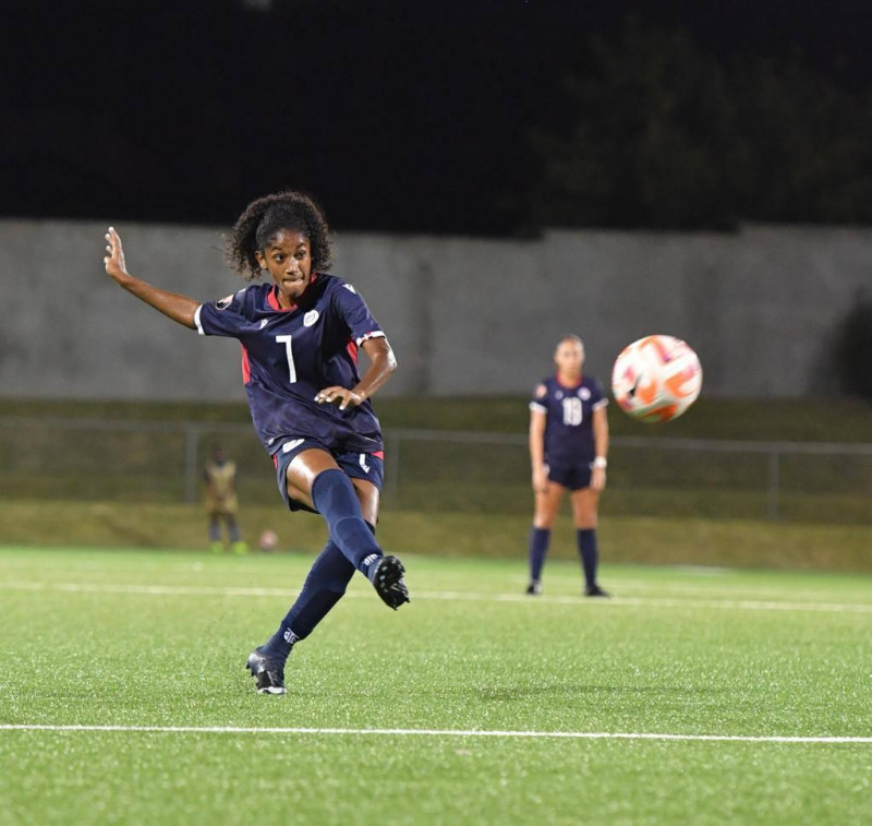 Winibian Peralta, autora del séptimo gol de República Dominicana, en el encuentro contra la selección femenina de Barbados.